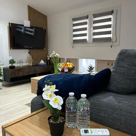 Charming New For 4 People - Garibaldi & Tram شقة *